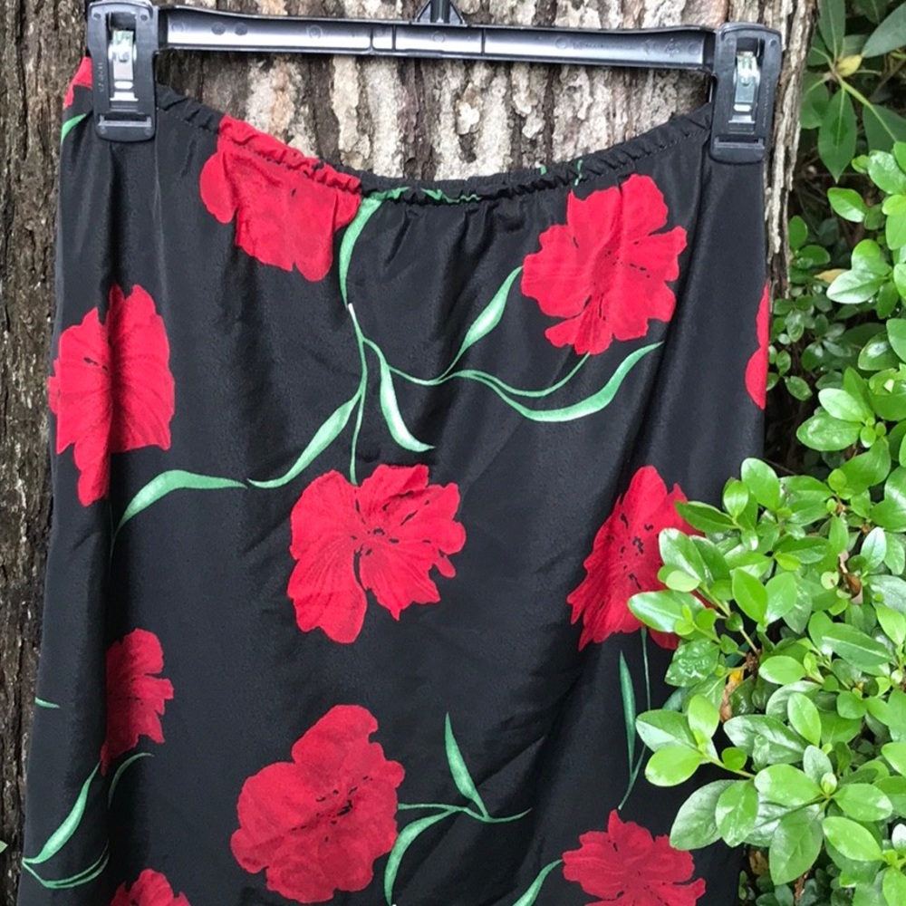 Baranda Black Thin A-Line Skirt with Red Large Flowers all Over Elastic Waist M